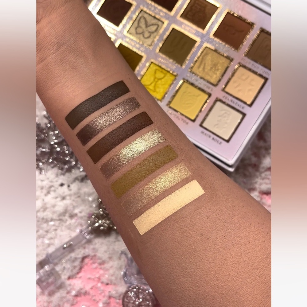 P.Louise If The Crown Fits Eyeshadow Palette - Pink and Gold - Picture 7 of 11